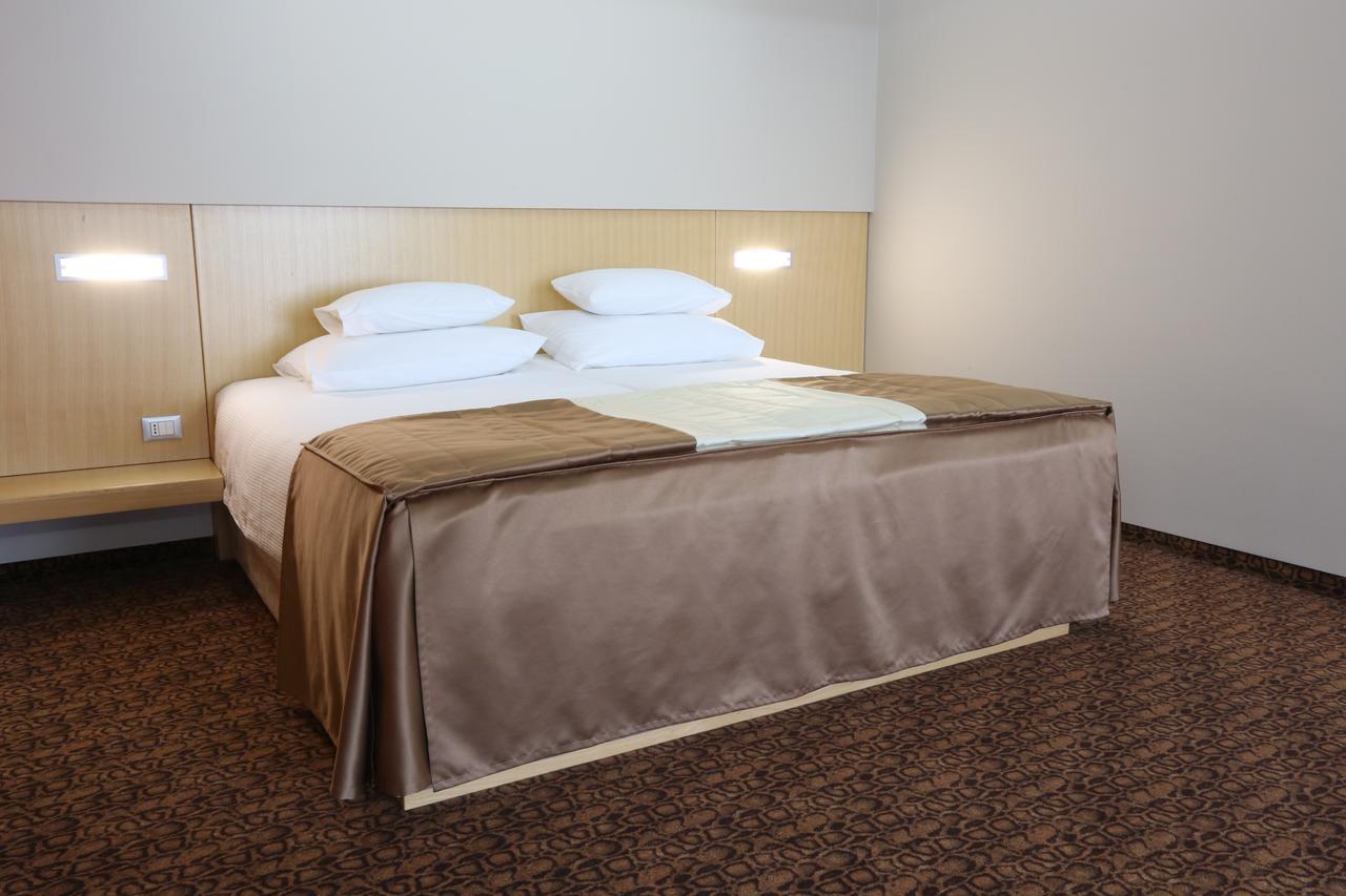 Hotel Zenica Bagian luar foto